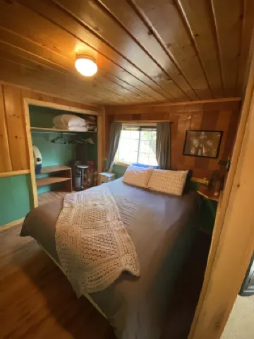 Escape to Priest Lake! Cabin in the woods! Air Conditioning and WiFi!!