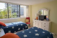 Steps to 2025 #1 Rated Beach in USA Fun-n-Sun Modern 2+2 Condo Pool Pickleball - 발코니