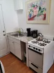 Stylish Retreat w/ Queen Bed • Fast WiFi • Free Parking