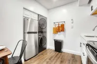 Cozy Apt with King Bed - Full Kitchen - Desk Area