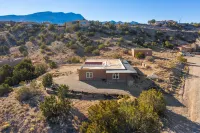 Pet-friendly house 35 minutes from ABQ airport;  45 minutes to Santa Fe; Artsy