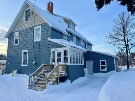 Spacious 7-bedroom house with WiFi, Garage, Sauna, and AC in amazing Calumet