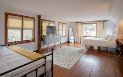 The Newport Haven - 3 Bedroom, 1 Bath in 5th Ward Hotel a 