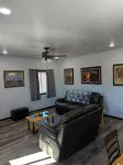 Charming 3-bedroom house with WiFi, AC minutes from Lake Oahe/ 3 stall garage Hotels in Hughes County