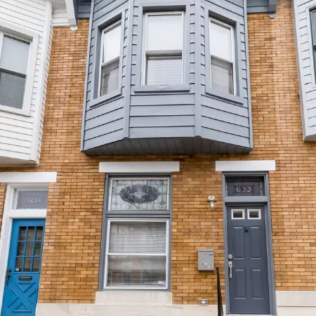 Beautifully Renovated row House in Trendy Canton, private parking driveway