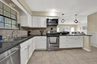 Family Retreat: Patio, RokuTV, Sleeps 10 사이프레스 호텔