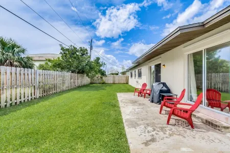 Beachside Bliss!! 4 Bedroom Home with private fenced backyard! Отели в г. Сателлит Бич