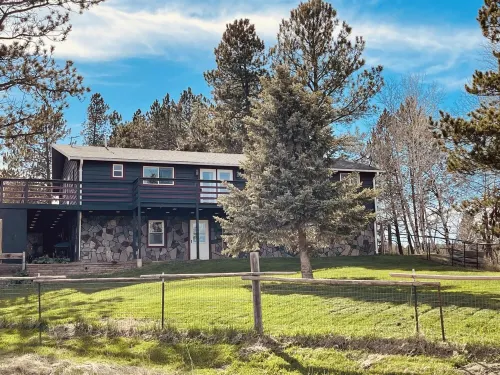 Beautiful, Countryside, 6 Bdrm Next to Custer State Park with Air Conditioning Hotels in Custer County