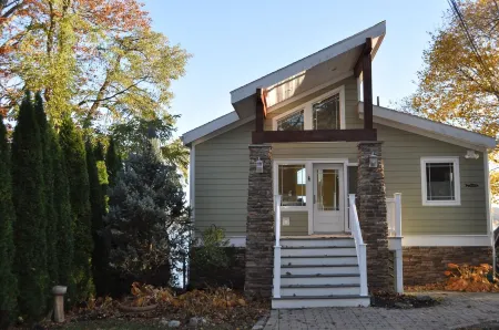 Stunning Lakefront Family Friendly getaway