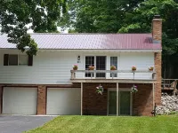 Newly Renovated in 2017/2018! Large 2 Acre Lot. Lots of Parking! Has AC! 本佐尼亞酒店