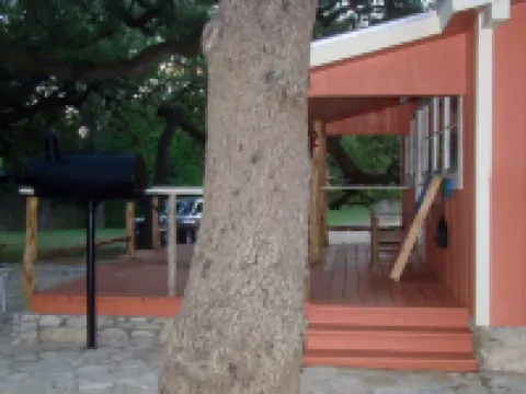 Secluded, shady river front Get-away cabin Hotels in Real County