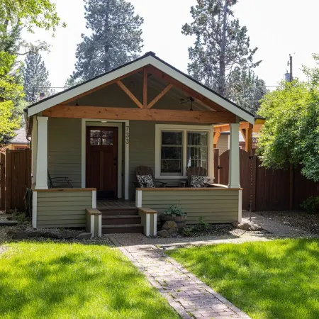 Contemporary Chic Cottage │Downtown Historic District │Hot Tub │Gourmet Kitchen