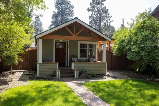 Contemporary Chic Cottage │Downtown Historic District │Hot Tub │Gourmet Kitchen