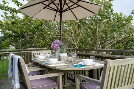 Sconset Home: Renovated, Light and Bright on an Oversized Property