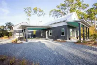 North Firefly - Resort Pool, 2-min. walk to Private Beach! Hotels near Florida State University Coastal and Marine Laboratory