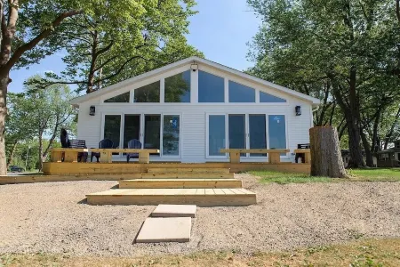 LakePointe Shores #2 Charming 4-bedroom cottage in delightful Madison