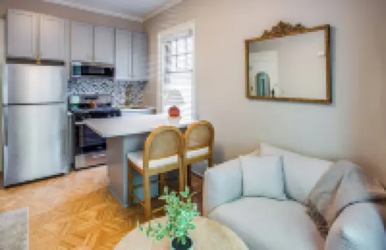 Cozy 1-bedroom Apartment Steps from Park Ave with AC, WiFi