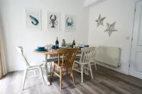 Surf Cottage. Beautiful 4 bed townhouse, the heart of Cromer, steps to the beach