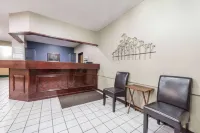Super 8 by Wyndham Bloomington University Area