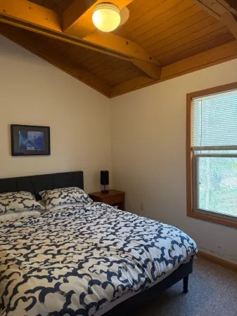 Modern and Peaceful Home with Amazing Mountain Views!