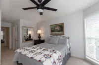 Charming Townhouse - great walkable area 5 min from Downtown Coca-Cola Space Science Center附近的飯店