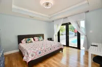 Luxury Riverfront Home Pool Dock 20 Min To beach 15 Min to Mets Stadium Pets OK