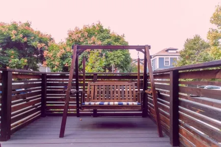 Luxury Designer Home with Hot Tub, Parking Garage Near San Francisco UC Berkeley Отели рядом с достопримечательностью «African American Museum and Library»