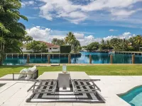 Sunset 4BR Waterfront Villa in Golden Isles w/ Heated Pool & Spa Hotel di Hallandale Beach