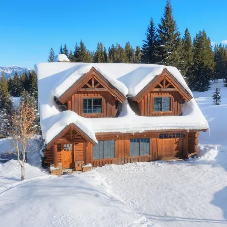 Charming 3-bedroom log cabin with Hot Tub and fitness room in delightful Big Sky