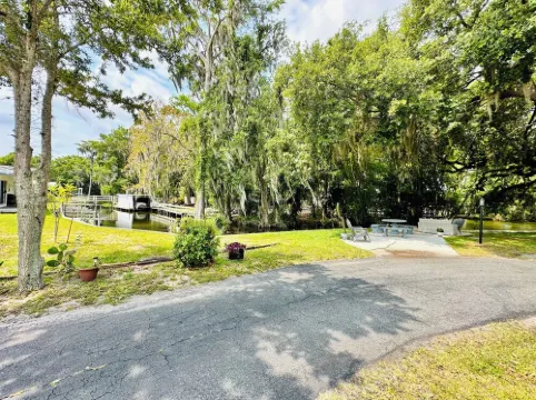 Cottage 22: The Boathouse - Waterfront Lodging in Downtown Tavares, FL