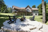 Riverfront Chalet on 5 acres~GameRoom~Spa~Gym~Firepit~Theater~2min to CrystalMtn Hotels in Springdale Township
