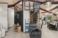 "THE VOC" an eclectic octagon house w a 360° lookout loft & RED ROCK views!
