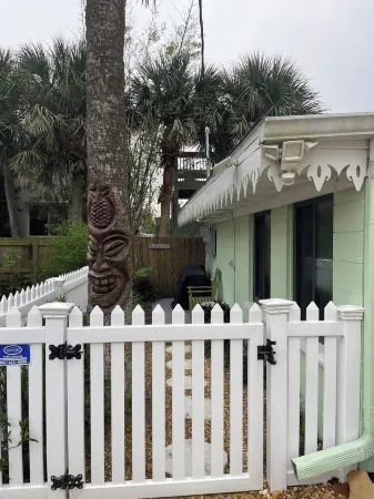 Walk to the beach and Flagler Ave-2 bedroom cottage Отели рядом с достопримечательностью «Sugar Mill Country Club»