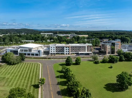 Home2 Suites by Hilton Bristol Отели в г. Плейнвилл