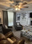 Luxury Home, Seven minutes from the airport!