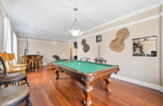 Downtown loft in the heart of Lodi. Great for large groups!