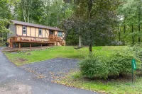 Poconos Oasis with hot tub, Game RM, & Fire pit. 8 min from Bushkill & Shawnee