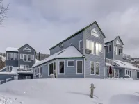 Bright Condo Near the Lake by Globalstay