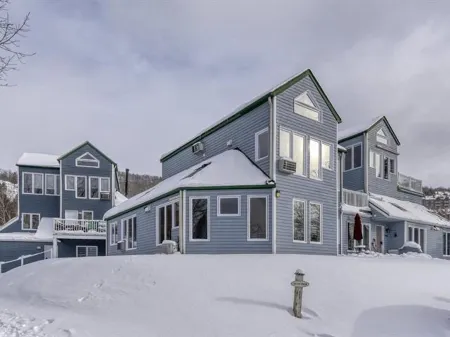 Bright Condo Near the Lake by Globalstay