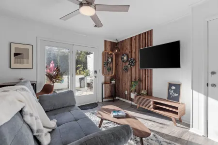 Private Garden Retreat - King Bed - mins TMH + Downtown + FSU!