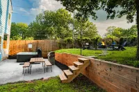 City Oasis with Hot Tub Group-Friendly