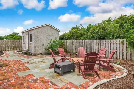 Vintage Home with Fire Pit in Backyard Street Away from Beach by RedAwning Отели рядом с достопримечательностью «Amelia Island Lighthouse»