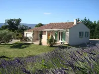 villa with private pool in a quiet area: Les Oliviers Hotels in Mallemort