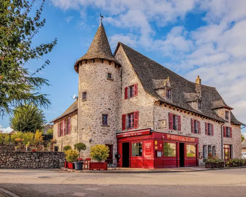 Demeures & Châteaux Auberge de la Tour - Hôtel & Restaurants - Marcolès Auvergne โรงแรมในคานทัล