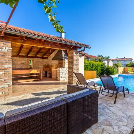 Rustic Holiday Home with Private Pool in the Center of Medulin Near the Beach