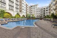 Kasa Village District Raleigh - Rooftop Pools