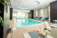 Ramada Encore by Wyndham Doha - Kolam Renang