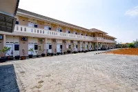 RedDoorz at Putri Syariah Brebes Các khách sạn ở Kedawung