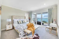 Orakei Grandeur Mansion with Sea Views & Pool
