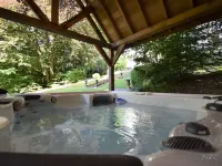 Vintage Villa with Hot Tub & Infrared Sauna in Ardennes - baignoire